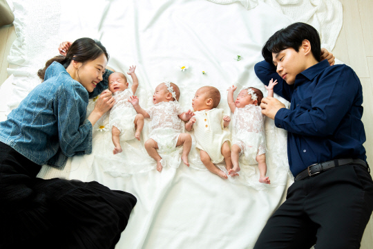 SK온 송리원 PM과 아내인 차지혜 두산에너빌리티 수석 부부의 네쌍둥이 자녀 모습. 일란성 쌍둥이 딸 리지와 록시, 셋째인 아들 비전, 막내딸 설록.  송리원 PM 제공.